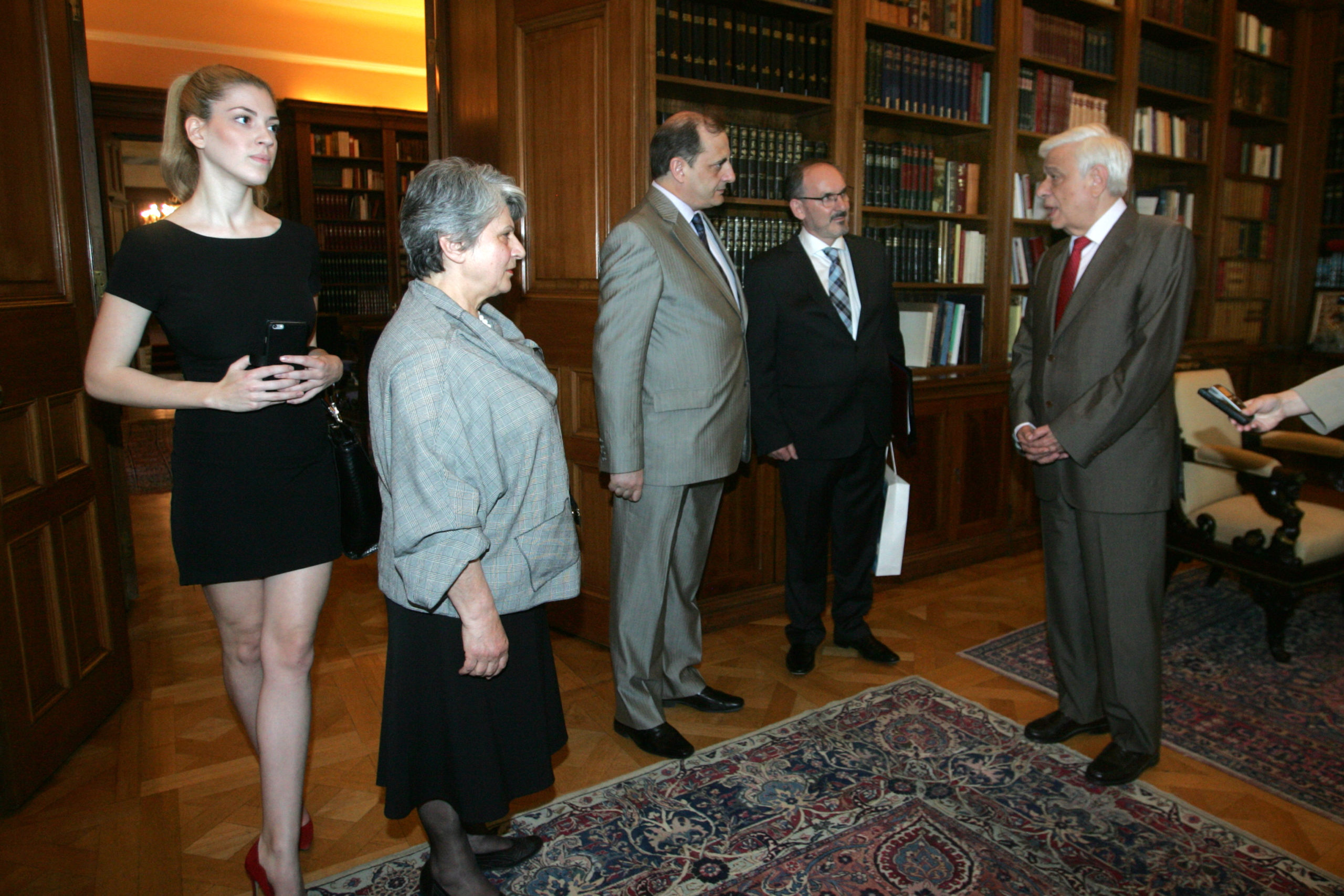 Ποια είναι η καλλονή που εντυπωσίασε με το μίνι και τις γόβες στο Προεδρικό – ΦΩΤΟ