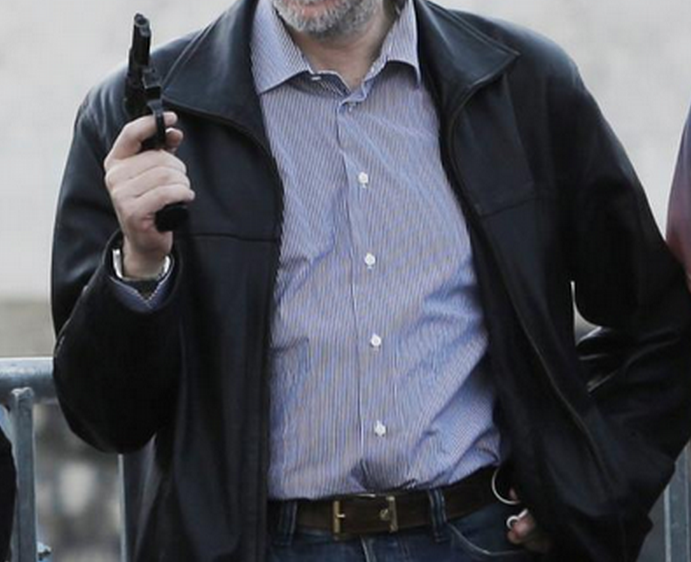 Ο υπουργός με το περίστροφο στο χέρι – ΦΩΤΟ