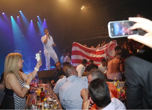 Τα “έσπασαν” στα μπουζούκια οι παίκτες του Ολυμπιακού – ΦΩΤΟ