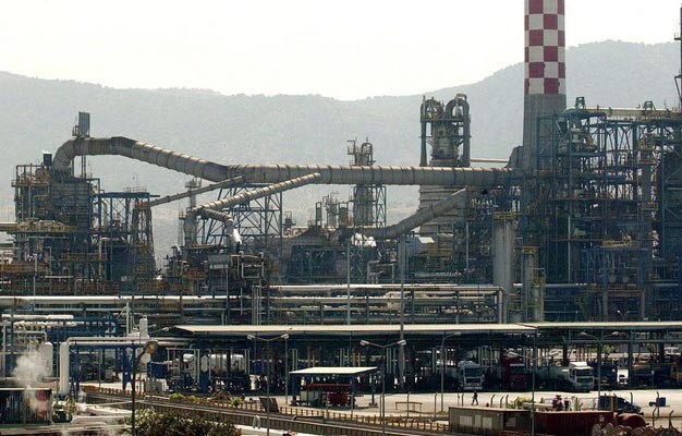 Πληροφορίες για 7 τραυματίες στα διυλιστήρια – Οι τρεις σοβαρά