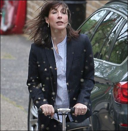 Η σύζυγος του Κάμερον κυκλοφορεί με… πατίνι – ΦΩΤΟ