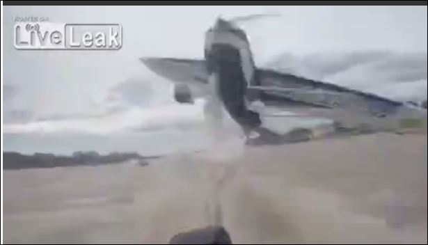 Παραλίγο σύγκρουση αεροπλάνου με… βάρκα – ΒΙΝΤΕΟ