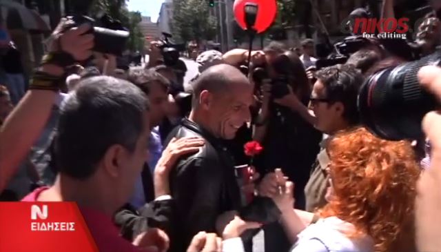 Η υποδοχή στον Βαρουφάκη από τους διαδηλωτές – ΒΙΝΤΕΟ
