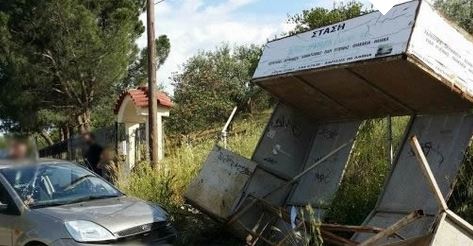 Αυτοκίνητο “καρφώθηκε” σε στάση λεωφορείου – ΦΩΤΟ