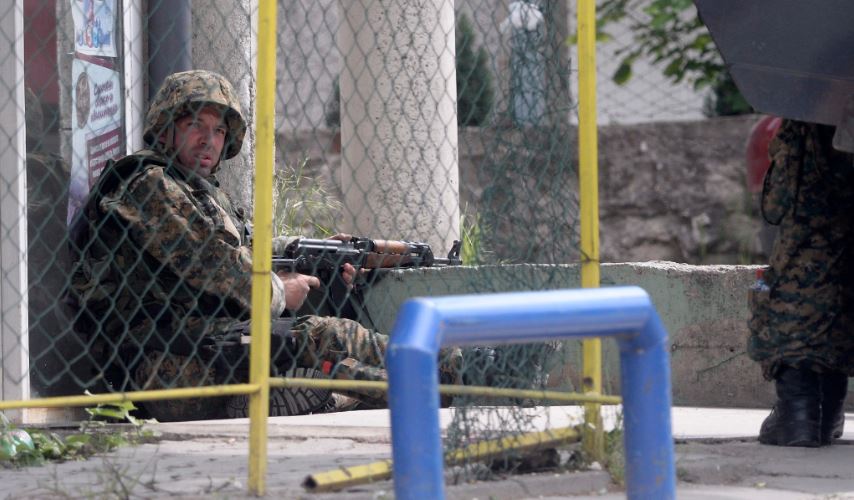Συγκρούσεις της αστυνομίας με “ένοπλη ομάδα” στα Σκόπια – ΦΩΤΟ
