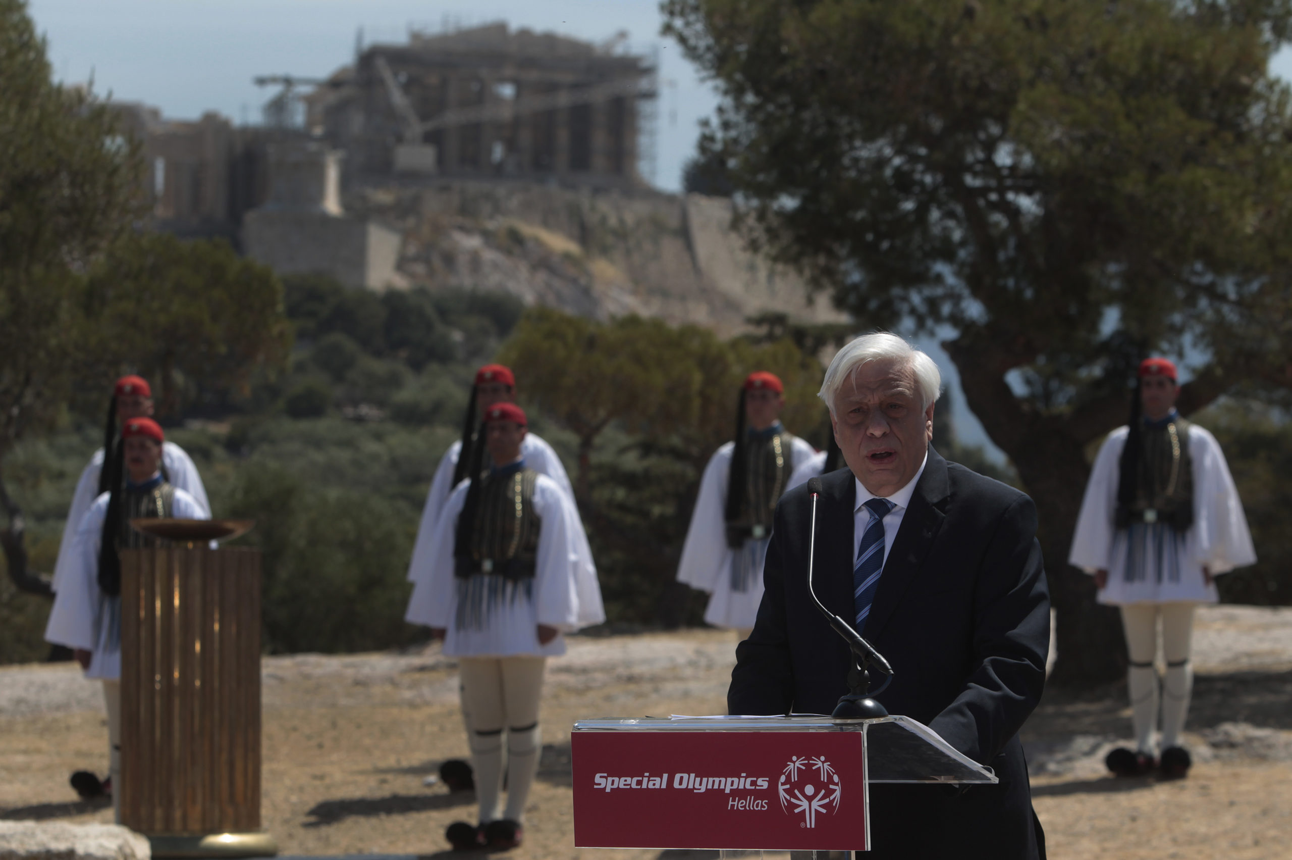 Ο χαιρετισμός του Προκόπη Παυλόπουλου στον Ιερό Βράχο της Πνύκας – ΒΙΝΤΕΟ