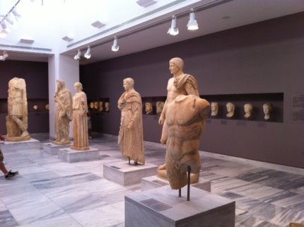 Τουρίστρια έκανε “θρύψαλα”… αρχαίο πιθάρι