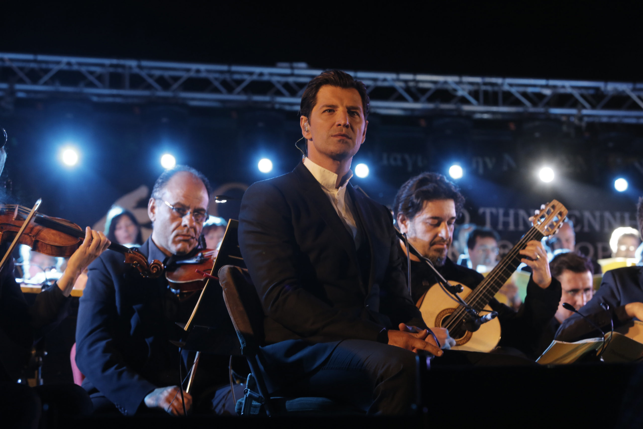 Ο Σάκης Ρουβάς ερμηνεύει το “Άξιον Εστί” – ΒΙΝΤΕΟ – ΦΩΤΟ