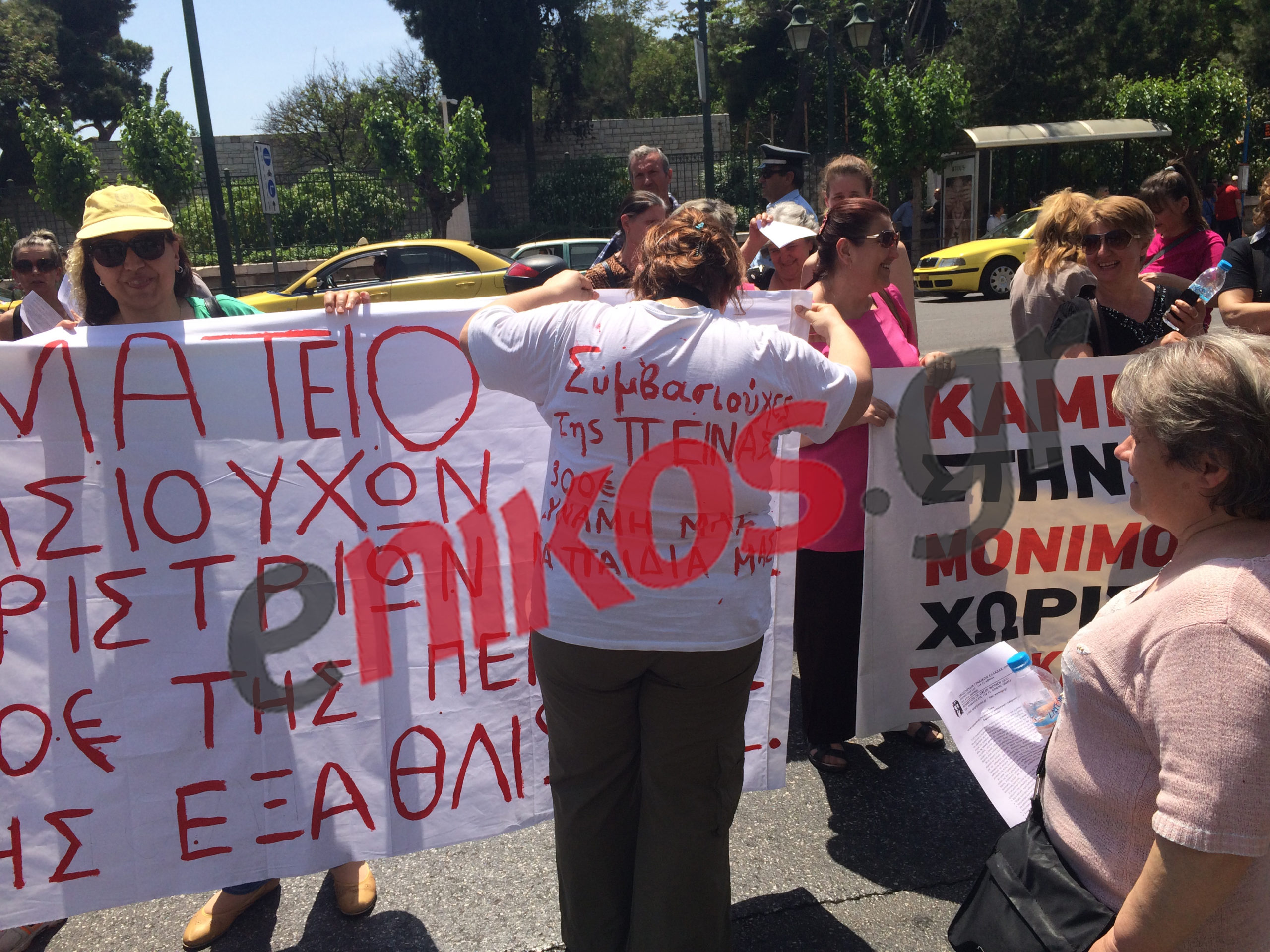 Ο Κατρούγκαλος υποδέχτηκε τις καθαρίστριες – ΦΩΤΟ