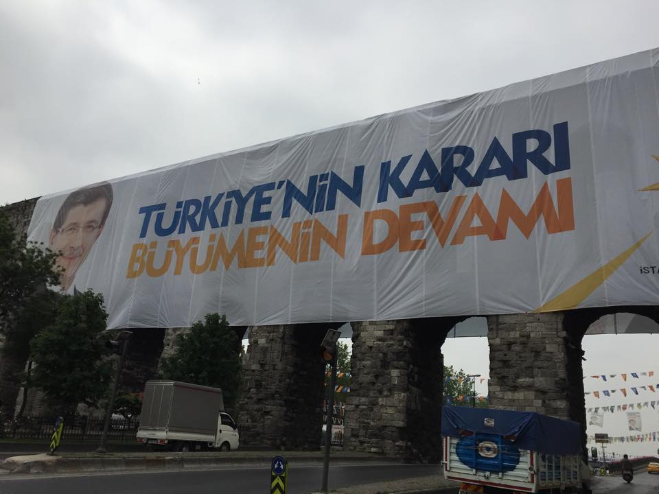 Κρέμασαν πανό με τον Νταβούτογλου σε μνημείο της Κωνσταντινούπολης – ΦΩΤΟ