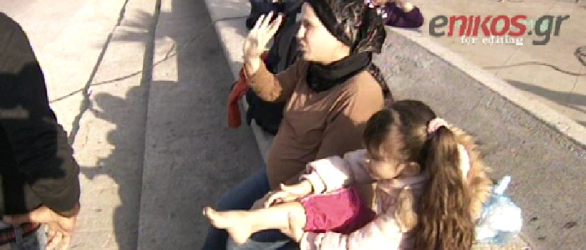 Σε παγκάκι της Ομόνοιας κοιμάται έγκυος από τη Συρία – ΒΙΝΤΕΟ