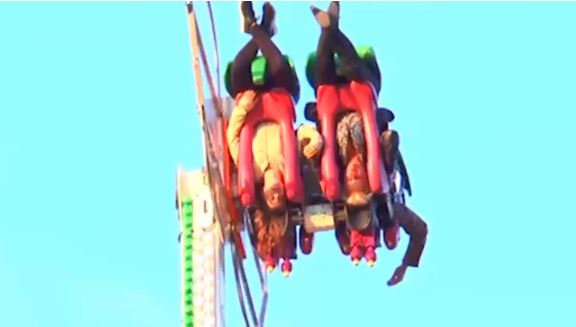 Έμειναν κρεμασμένοι ανάποδα σε λούνα παρκ για 45 λεπτά – ΒΙΝΤΕΟ