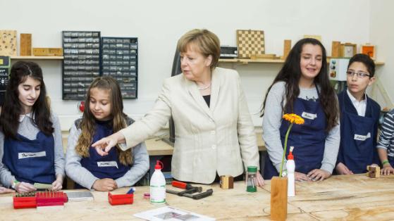 Angela Merkel als Babysitterin? Zumindest diese Berliner Schüler hören ihr aufmerksam zu