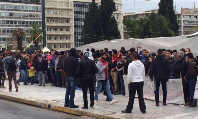 Κλειστή η Μεσογείων λόγω διαμαρτυρίας Σύρων προσφύγων – ΤΩΡΑ