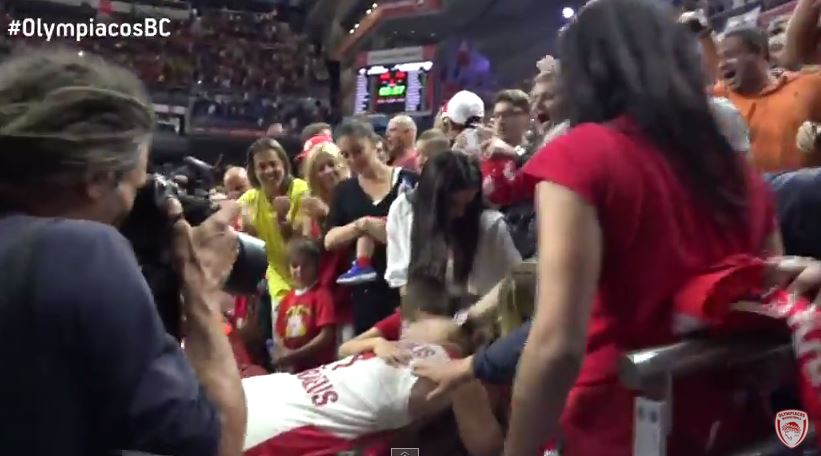 Η τρυφερή αγκαλιά του Σπανούλη στην οικογένειά του – ΒΙΝΤΕΟ