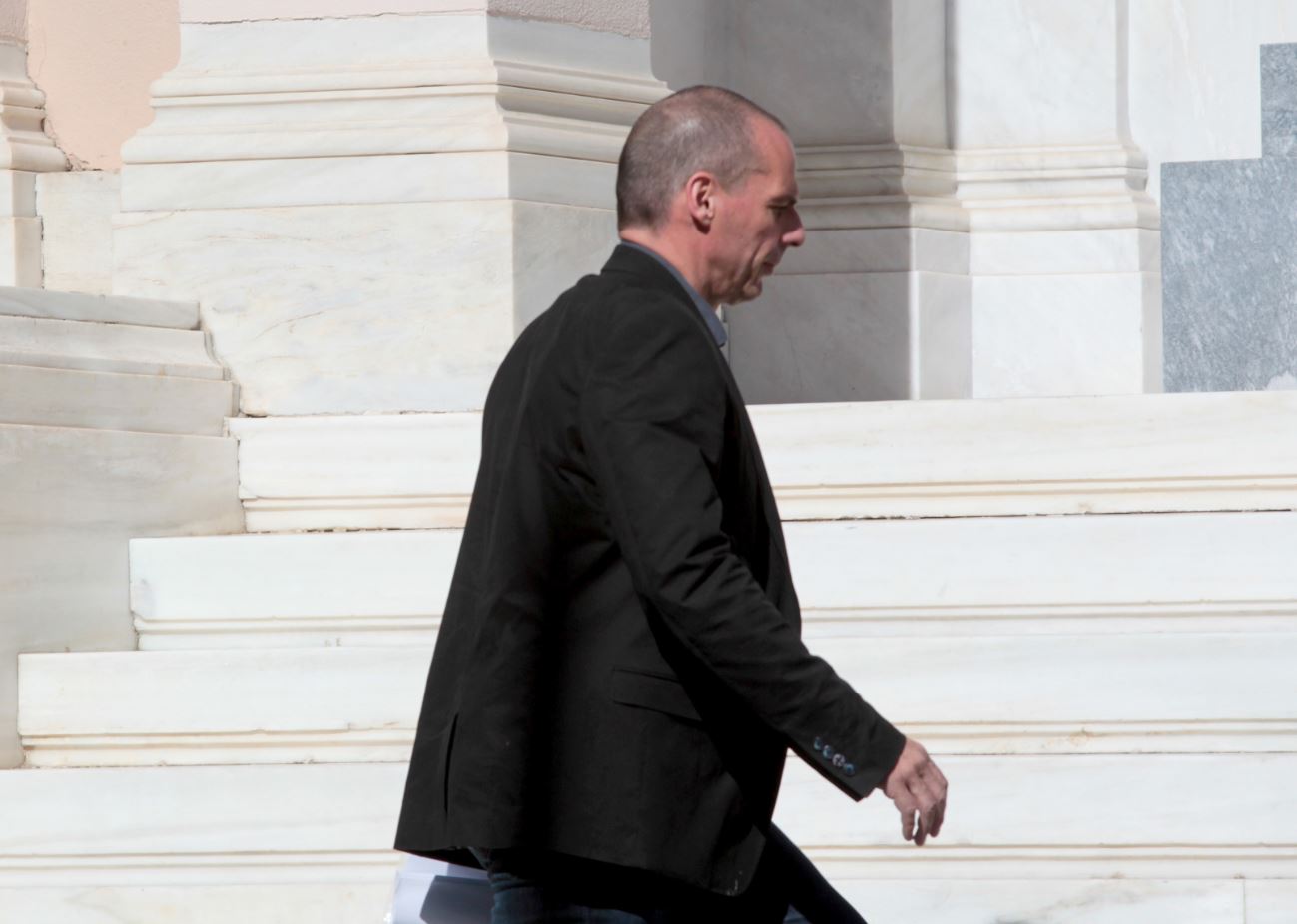 Χωρίς σακίδιο και με σακάκι ο Βαρουφάκης στο Μαξίμου – ΦΩΤΟ