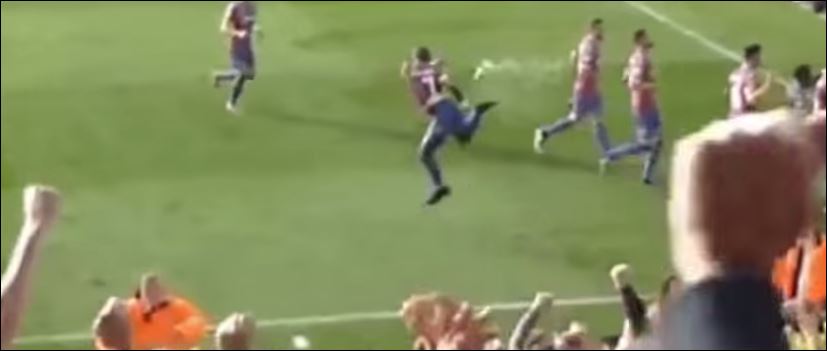 Τακουνάκι στο μπουκάλι του οπαδού – ΒΙΝΤΕΟ