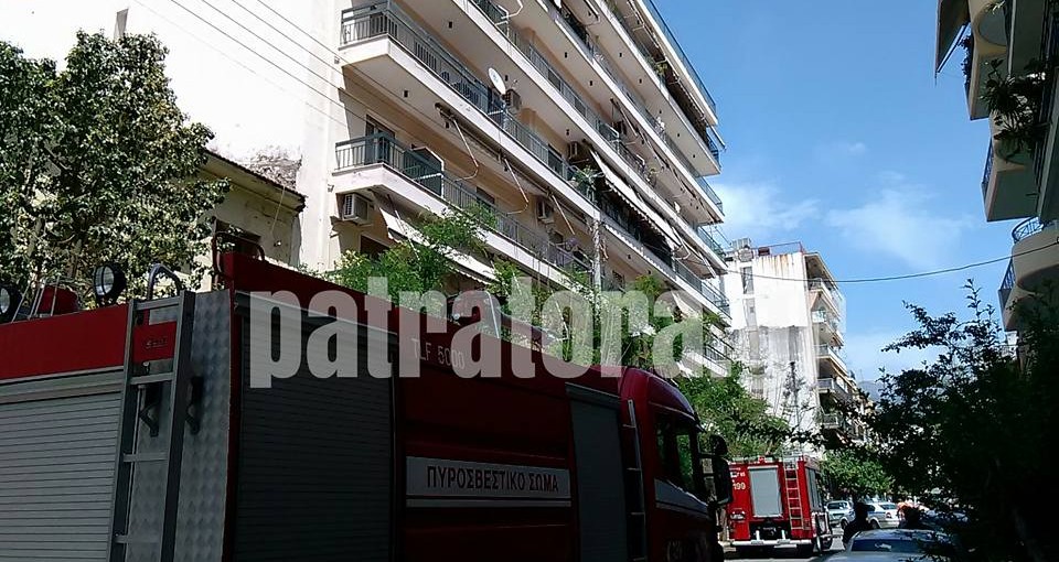 Νεαρή απειλεί να πέσει στο κενό – ΤΩΡΑ – ΦΩΤΟ