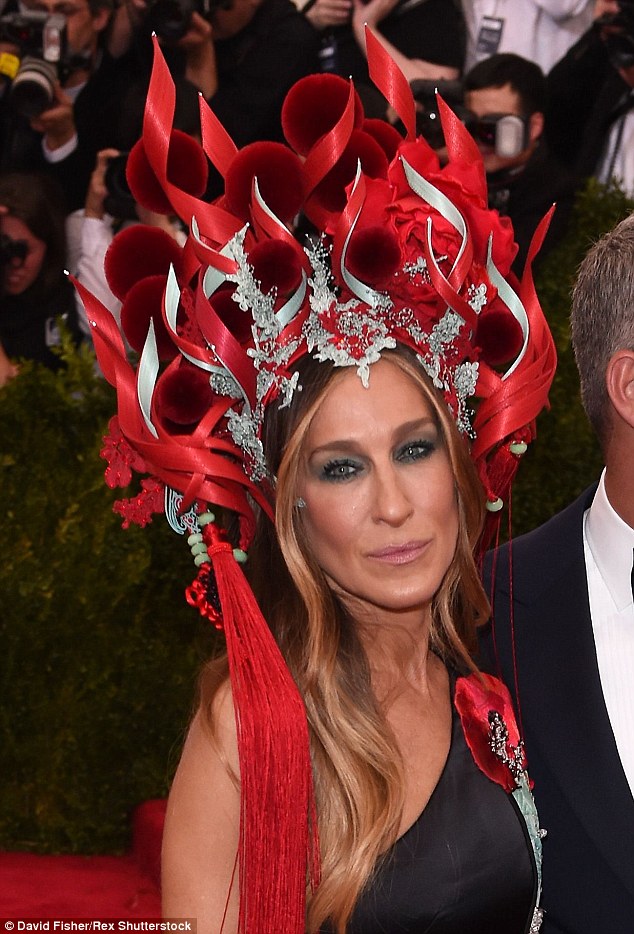 Η Σάρα Τζέσικα Πάρκερ ντύθηκε… βασίλισσα της φωτιάς – ΦΩΤΟ