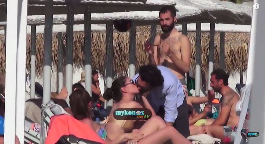 Το παθιασμένο φιλί της Οικονομάκου στον σύντροφό της – BINTEO