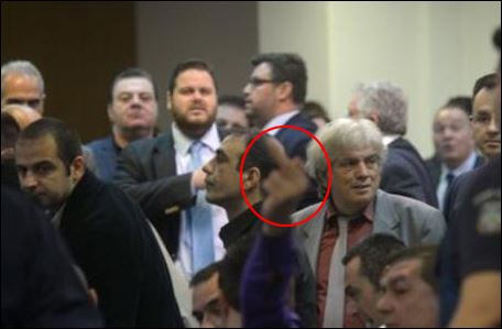 Η προκλητική χειρονομία του χρυσαυγίτη κατηγορούμενου μέσα στο δικαστήριο – ΦΩΤΟ