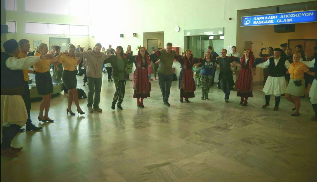 Σουηδοί τουρίστες χόρεψαν συρτάκι στο αεροδρόμιο της Καβάλας – ΒΙΝΤΕΟ