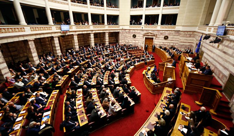 55 βουλευτές του ΣΥΡΙΖΑ ρωτούν τον Βαρουφάκη για τη δέσμευση καταθέσεων