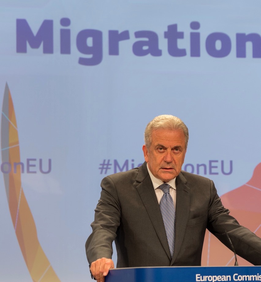 Υιοθετήθηκε η πρόταση Αβραμόπουλου για την νέα μεταναστευτική πολιτική – ΦΩΤΟ