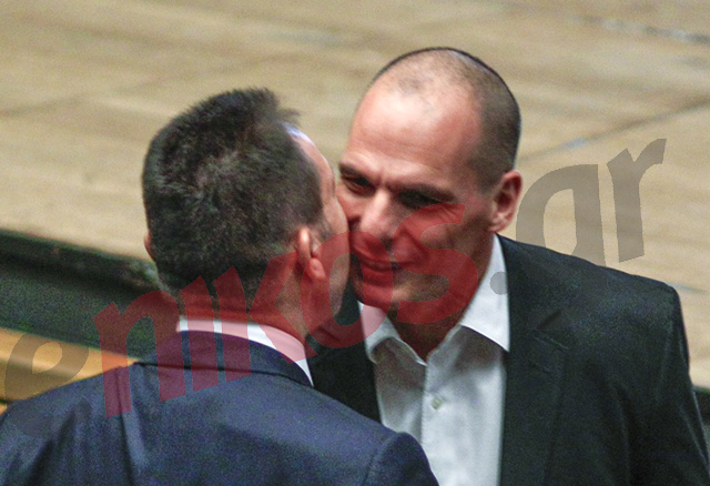 Το θερμό τετ α τετ του Βαρουφάκη με τον Στουρνάρα – ΦΩΤΟ