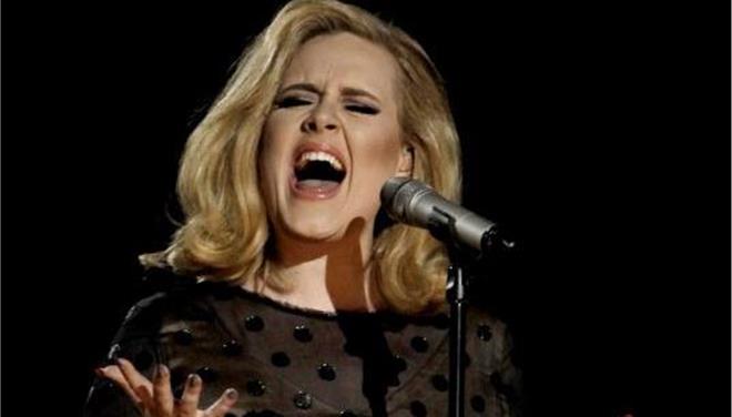 H Αντέλ μεταμορφώθηκε σε Τζορτζ Μάικλ – ΦΩΤΟ