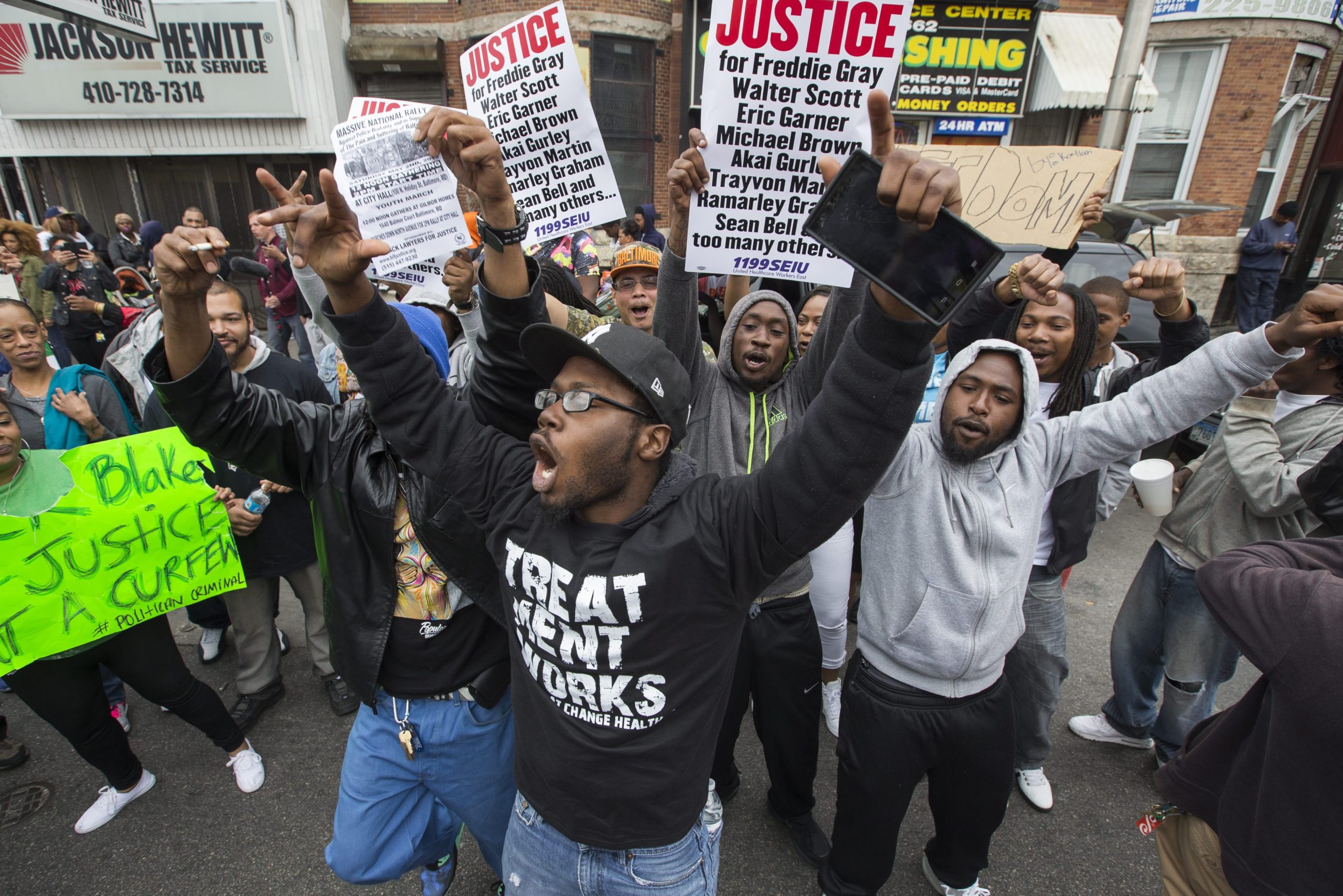 Βαλτιμόρη: Πανηγυρισμοί για την άσκηση διώξεων σε έξι αστυνομικούς