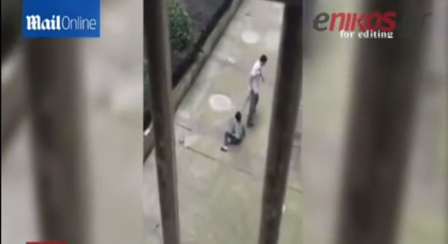 Πατέρας σέρνει το παιδί του στο δρόμο – ΒΙΝΤΕΟ