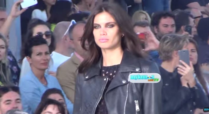 Ο νέος “άγγελος” Σάρα Σαμπάγιο στην Μύκονο – ΒΙΝΤΕΟ