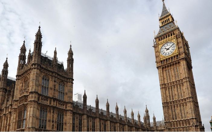 Προτείνουν την “έξωση” των πολιτικών από το βρετανικό κοινοβούλιο – ΦΩΤΟ