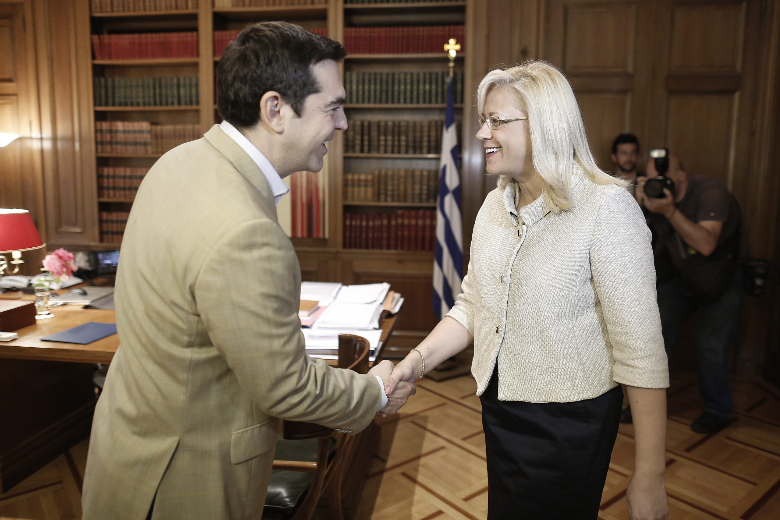 Στο Μαξίμου η Επίτροπος της Περιφερειακής Πολιτικής της ΕΕ – ΦΩΤΟ