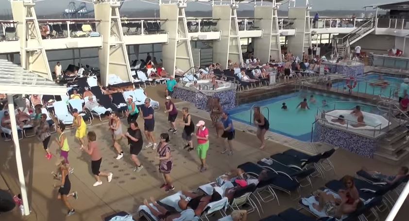 Μια πλωτή πολιτεία στο λιμάνι της Σούδας – ΒΙΝΤΕΟ