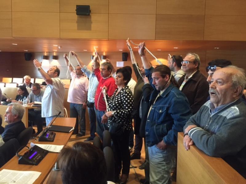 Μέλη των ΑΝΕΛ απάντησαν με… θηλιές στον Μπουτάρη – ΒΙΝΤΕΟ