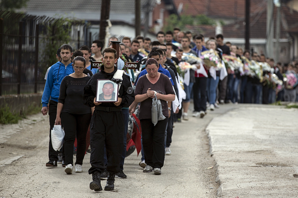 Συγγενείς παραλαμβάνουν τους νεκρούς του Κουμάνοβο