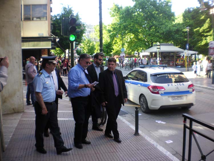 Σε κλοιό διαδηλωτών ο Πανούσης στη Λάρισα – ΦΩΤΟ