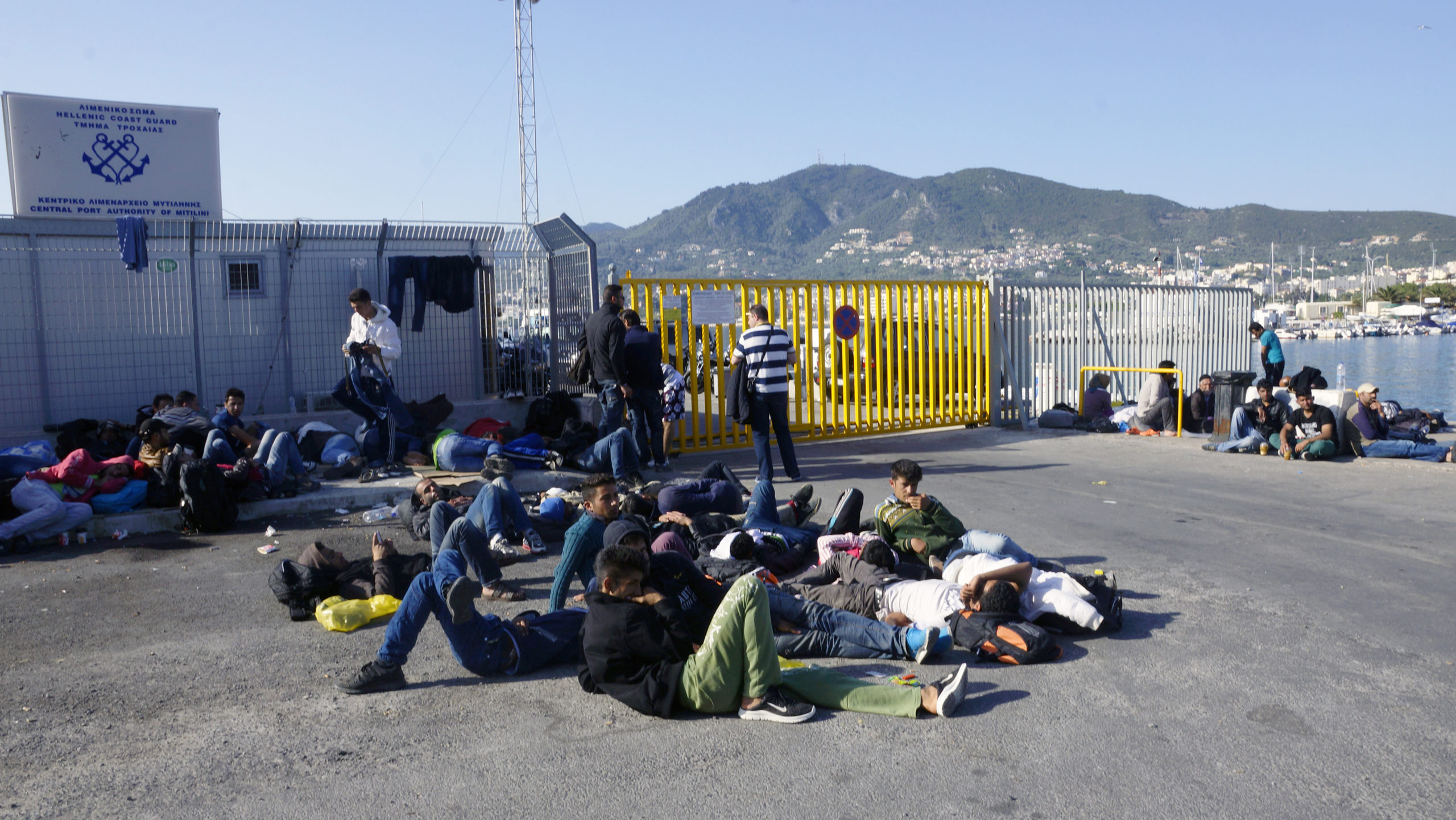 “Βούλιαξε” από μετανάστες το λιμάνι της Μυτιλήνης – ΦΩΤΟ
