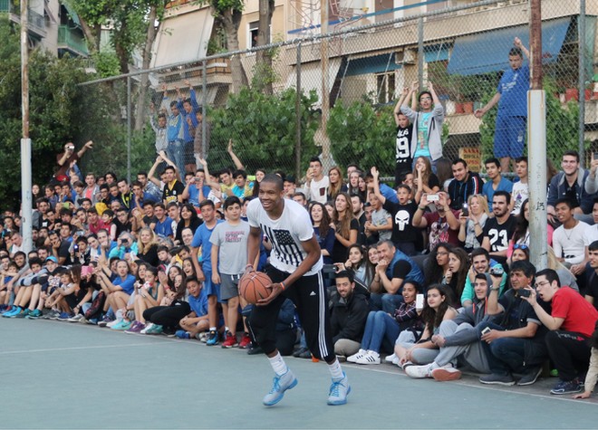 Τα αδέρφια Αντετοκούνμπο επέστρεψαν στη γειτονιά τους – ΒΙΝΤΕΟ