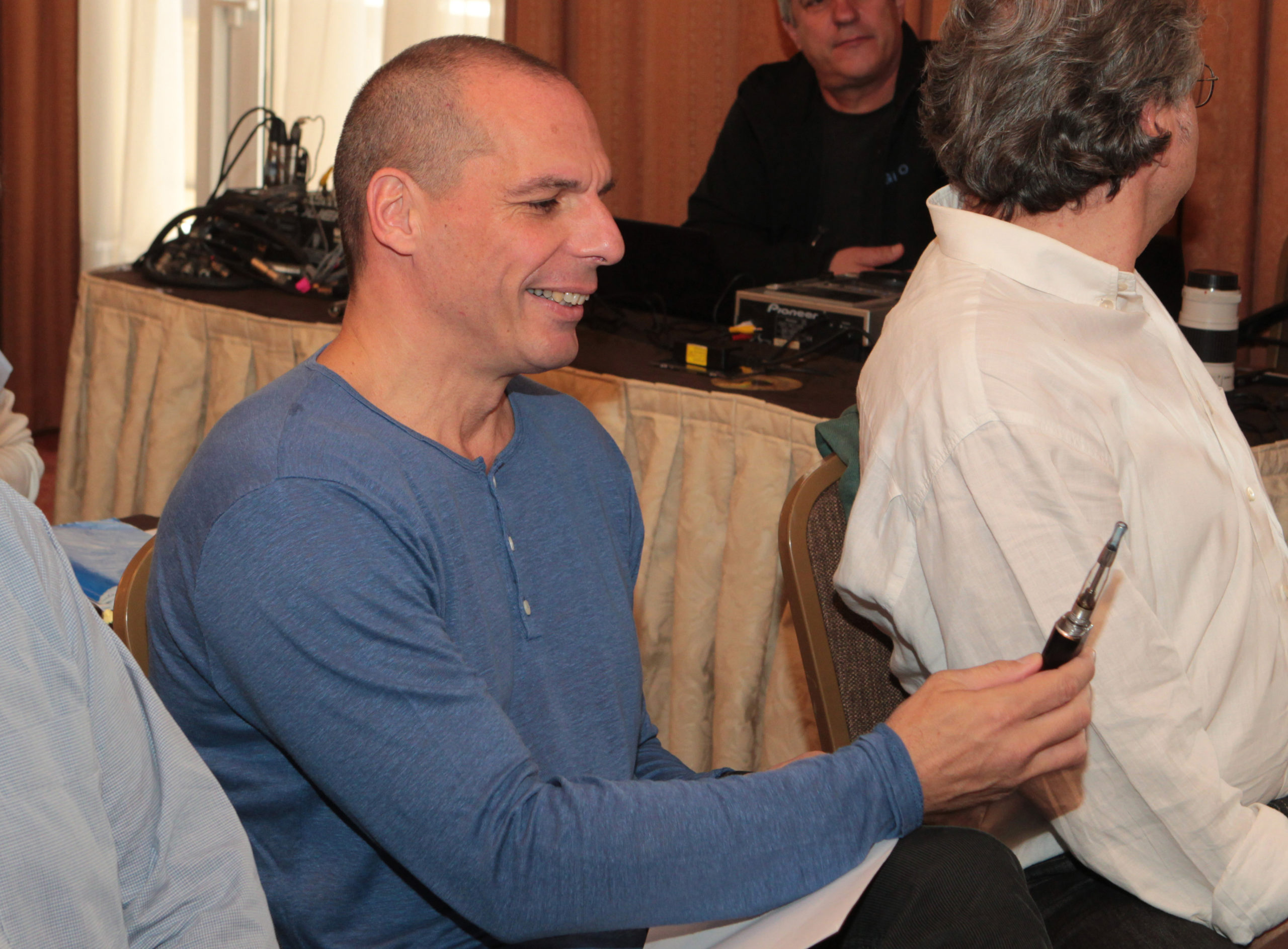 Ο Βαρουφάκης με… ηλεκτρονικό τσιγάρο – ΦΩΤΟ