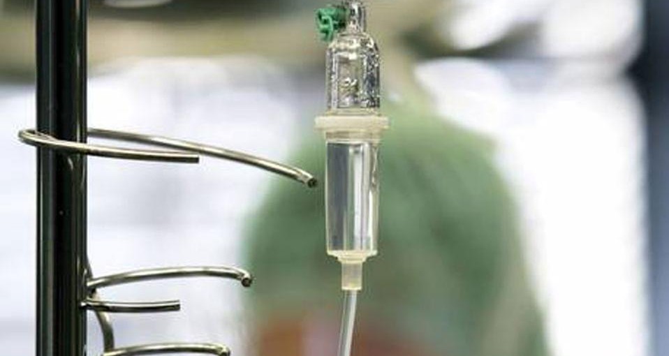 Κυκλοφορούσε στο δρόμο με ορό και πυτζάμες…