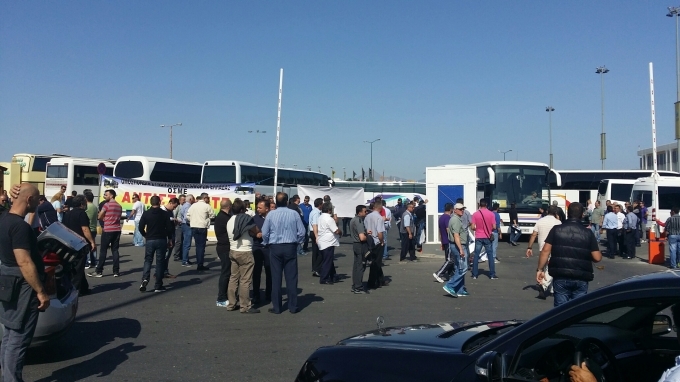 Αντιμέτωποι με τα ΜΑΤ οι οδηγοί τουριστικών λεωφορείων - Ένταση στο αεροδρόμιο!