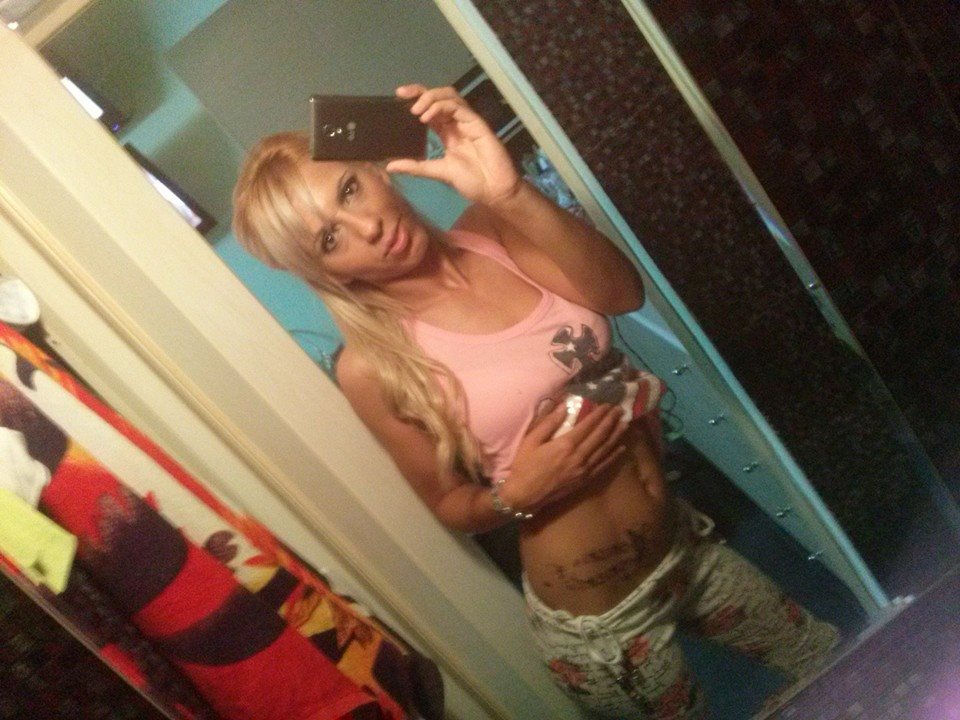 Η μητέρα της 4χρονης Άννυ και οι προκλητικές πόζες στο facebook – ΦΩΤΟ