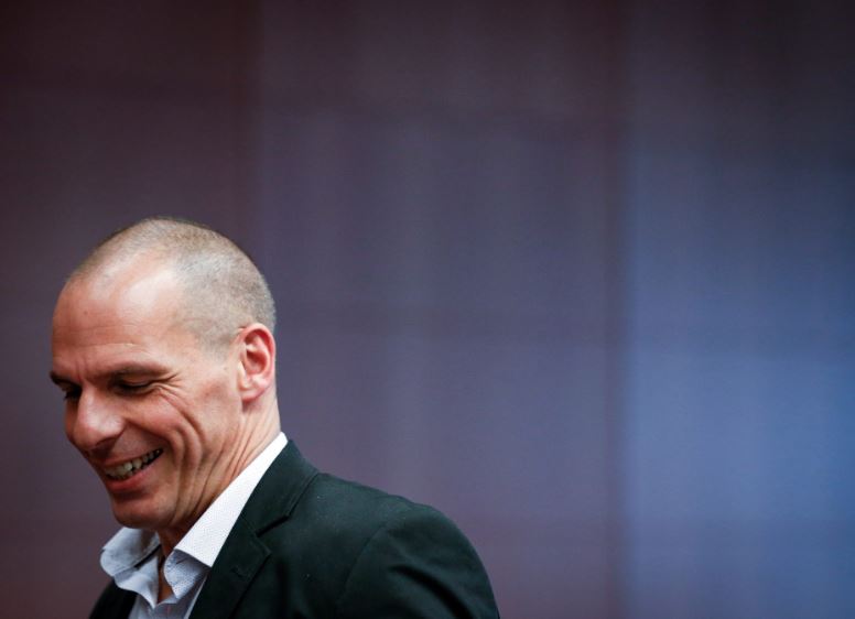 Τα «φλας» στραμμένα στον Βαρουφάκη – Εικόνες από το Eurogroup