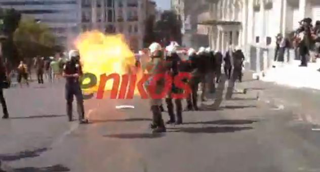 Μολότοφ στα Προπύλαια – ΤΩΡΑ