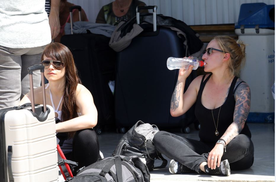 Η ταλαιπωρία τους περίμενε στην… Ελλάδα – ΦΩΤΟ