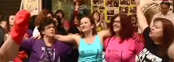 Οι καθαρίστριες χορεύουν έξω από το υπ. Οικονομικών- ΒΙΝΤΕΟ