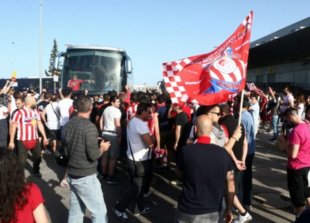 Θερμή υποδοχή στην αποστολή του Ολυμπιακού – ΦΩΤΟ